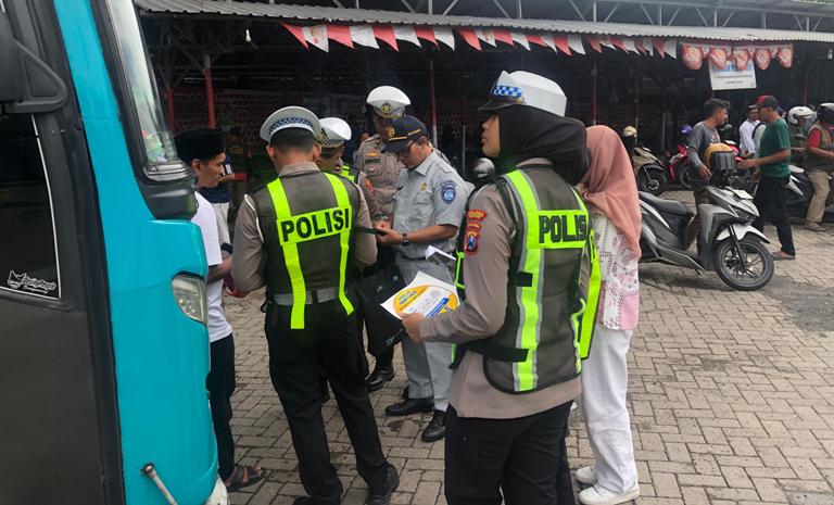 Satlantas Polres Gresik Gelar Ramp Check Bus Peziarah di Kawasan Sunan Giri