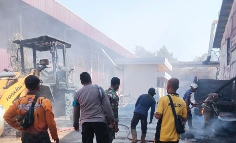 Pabrik PT YWI Lamongan Ludes Terbakar, 7 Bangunan Hangus!