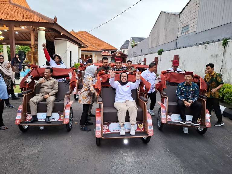 Pengayuh Berusia 101 Tahun Bangga Dapat Becak Listrik dari Presiden 