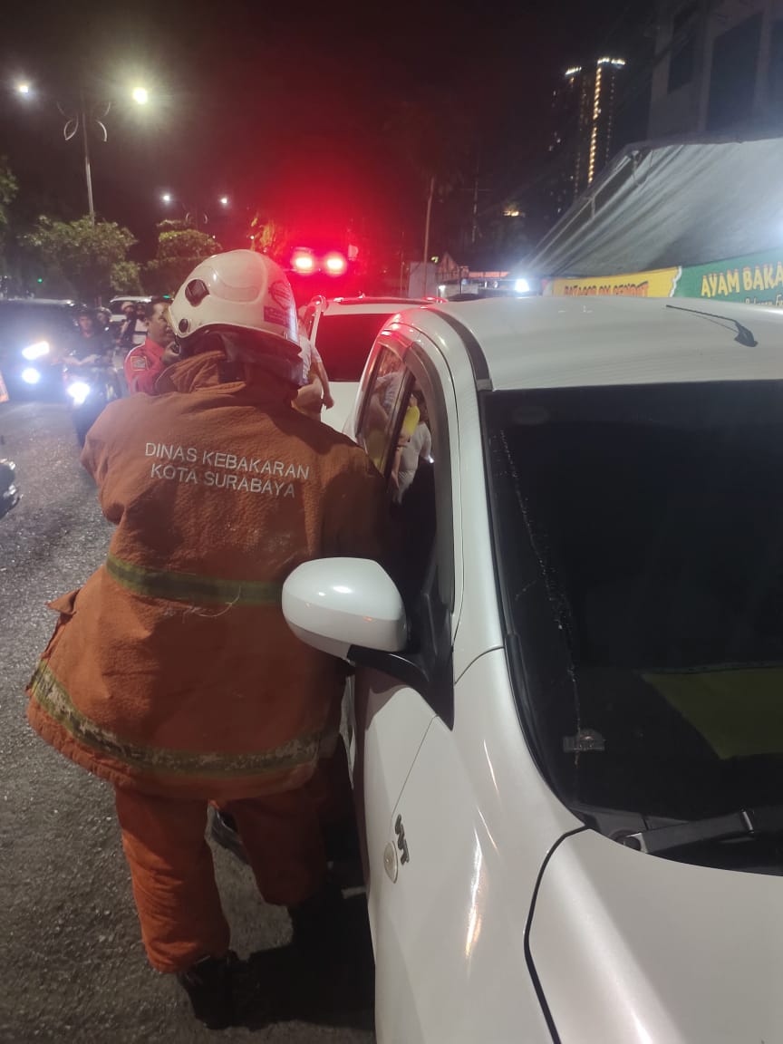 Ditinggal Orang Tua Makan, Bocah 6 Tahun Terkunci di Mobil