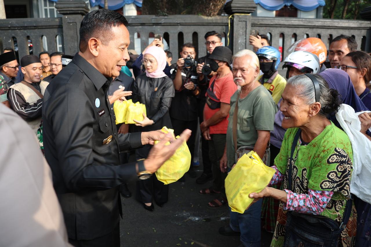 Bentuk Kepedulian, Wali Kota Malang Bersama Mahasiswa Bagikan 2 Ribu Paket Sembako