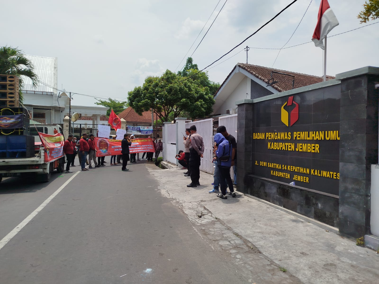 Lembaga Pemerhati Hukum Indonesia Geruduk Kantor KPU dan Bawaslu Jember