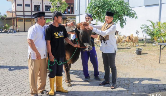 Polres Bojonegoro Salurkan Hewan dan Daging Kurban untuk Warga dan Mitra Kepolisian