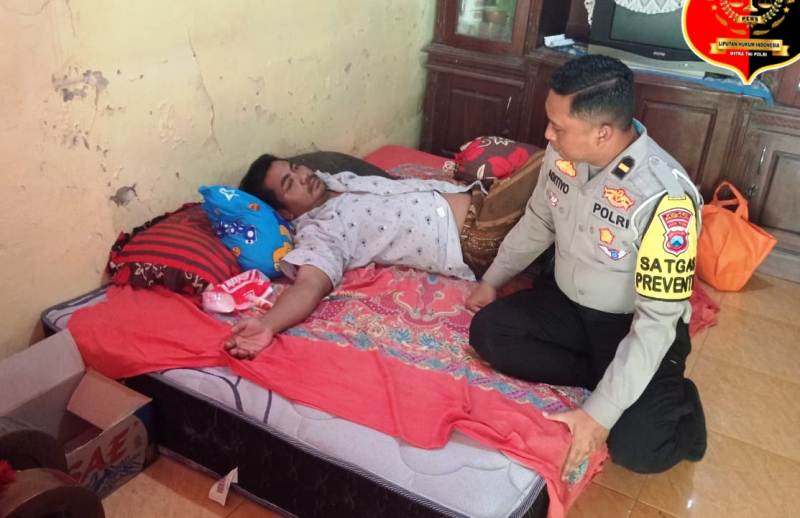 Peduli Kemanusiaan, Kasatlantas Polres Bangkalan Santuni Korban Laka Lantas 