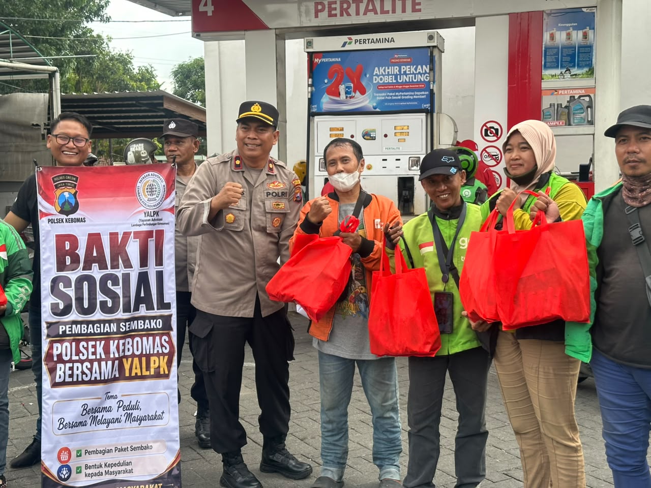 Senyum Ojol Gresik Dapat BBM Gratis, Polsek Kebomas dan YALPK Group Gelar Bakti Sosial