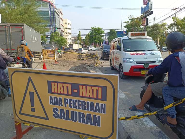 Proyek Saluran Air Dukuh Kupang Surabaya Dikebut, Pengguna Jalan Harap Hati-Hati