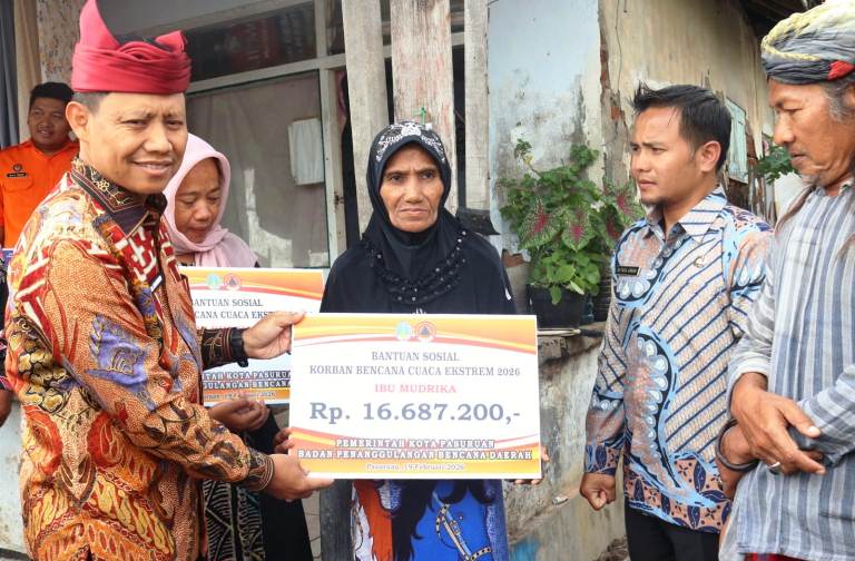 Pemkot Pasuruan Serahkan Bantuan BTT untuk Korban Bencana Cuaca Ekstrem
