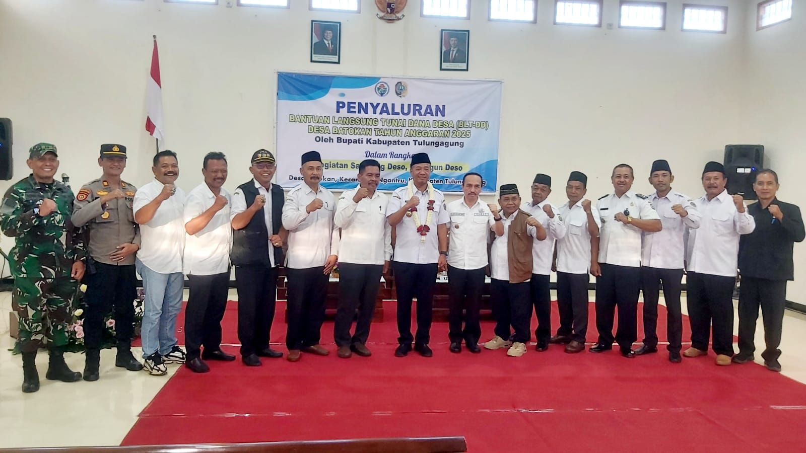 Sambang Deso Mbangun Deso, Bupati Gatut Sunu Salurkan BLT Kepada Belasan KPM Desa Batokan