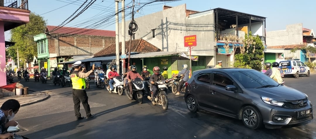 Cegah Kecelakaan dan Macet, Samapta Polsek Benowo Lakukan Pengaturan Lalu Lintas