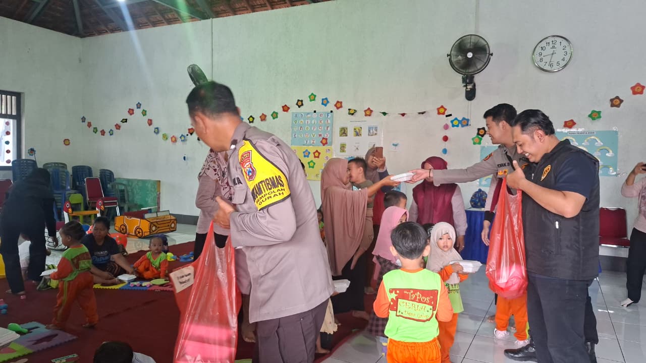 Mobil Senyum Polsek Gurah Tebar Kebaikan di Jumat Berkah