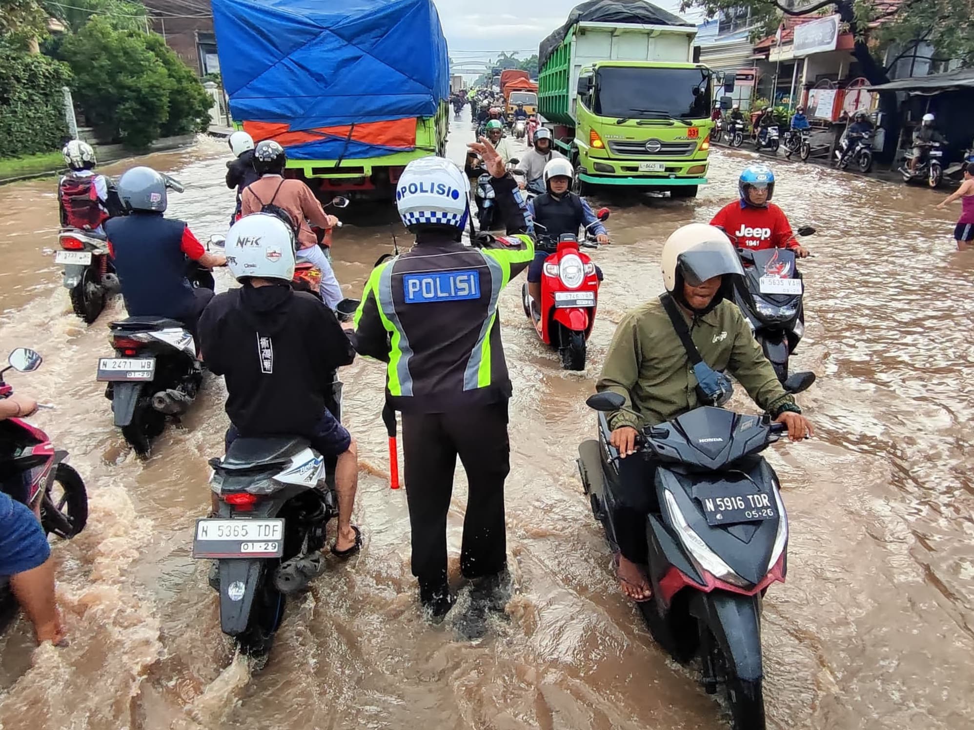 Banjir Lumpuhkan Jalur Pantura Pasuruan