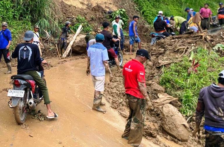 Hujan Berjam-jam Picu Longsor di Mulyorejo Jember, Jalan Utama Sempat Lumpuh