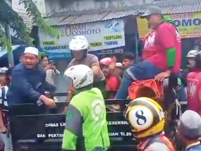 Maling Motor Pasuruan Dihajar Massa Usai Tabrak Motor Parki
