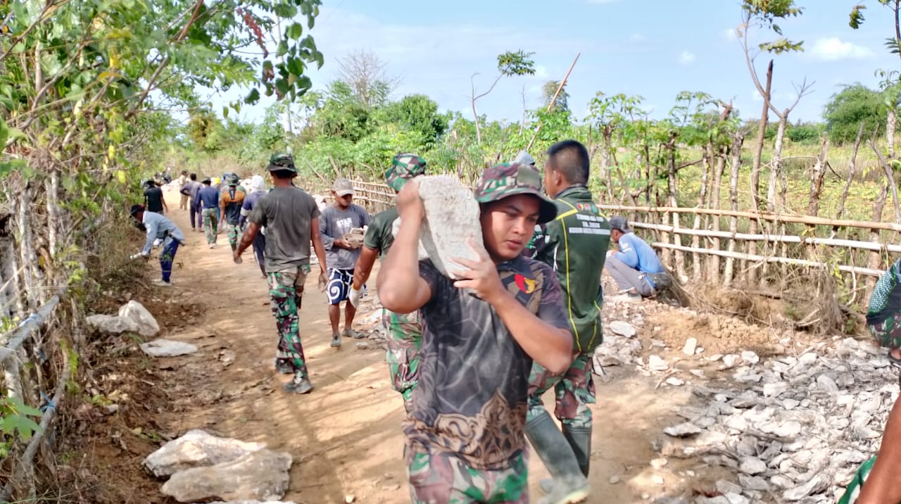 Loyalitas TNI dan Warga Angkat Batu seperti Angkat Barbel Bangun Jalan Rabat