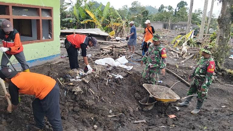 Personel Kodim 0821 dan Relawan Bersihkan Material Semeru yang Timbun Rumah Warga Lumajang