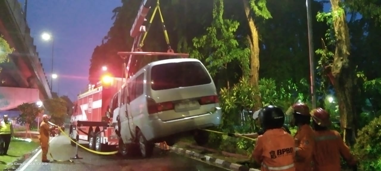 Minibus Tabrak 3 Motor dan Taman di Surabaya, Takut Dikeroyok, Sopir Kabur