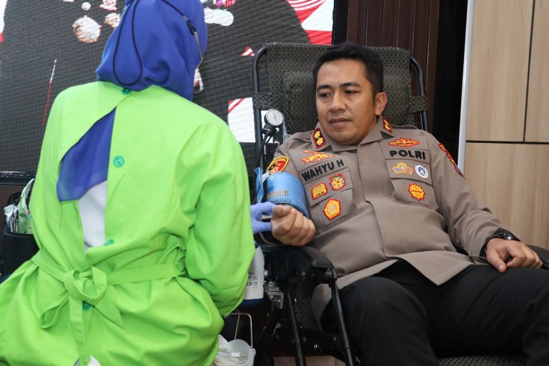 Sambut Hari Bhayangkara Ke-79, Polres Pelabuhan Tanjung Perak Gelar Donor Darah dan Pemeriksaan Mata Gratis