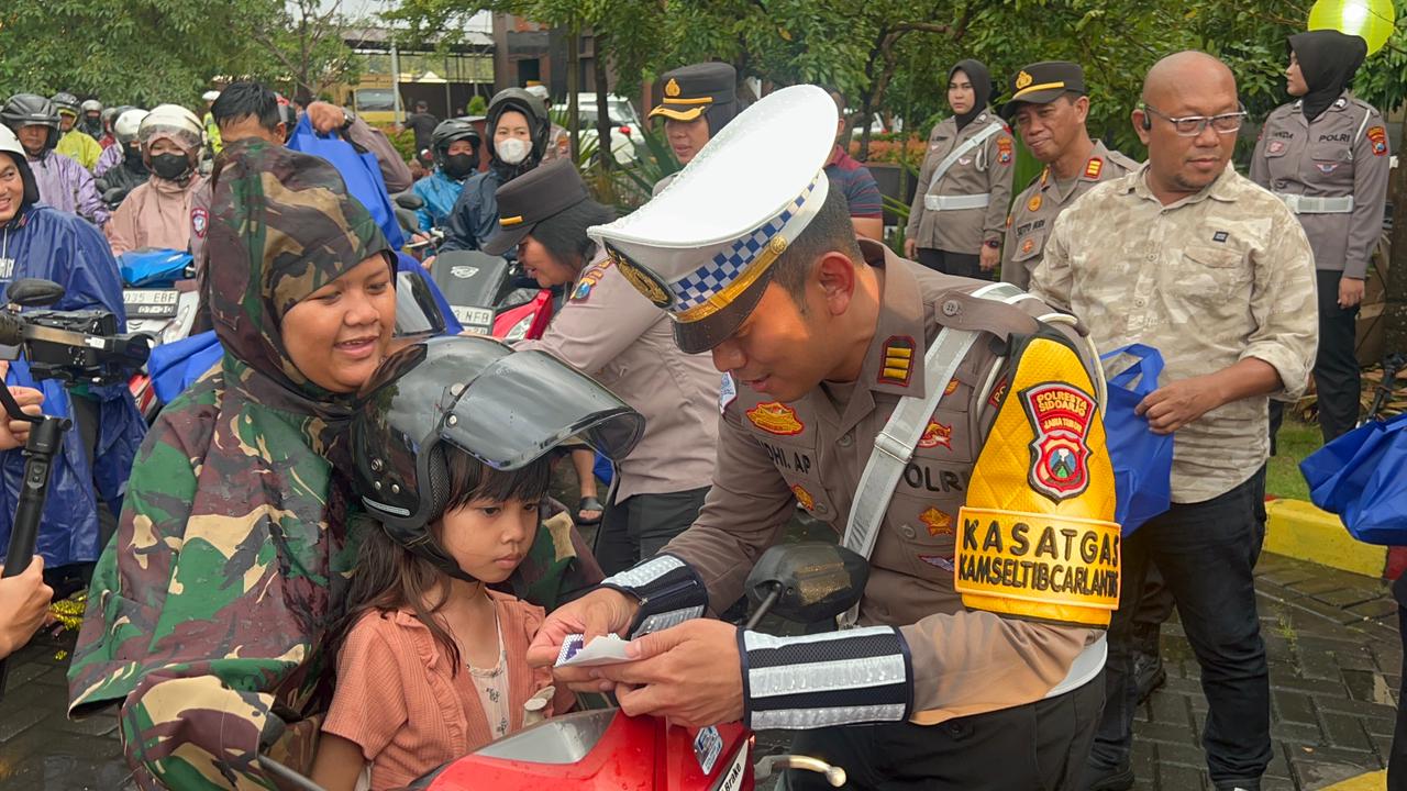 Awali Operasi Ketupat Semeru 2026, Polresta Sidoarjo Bagikan Helm dan Stiker