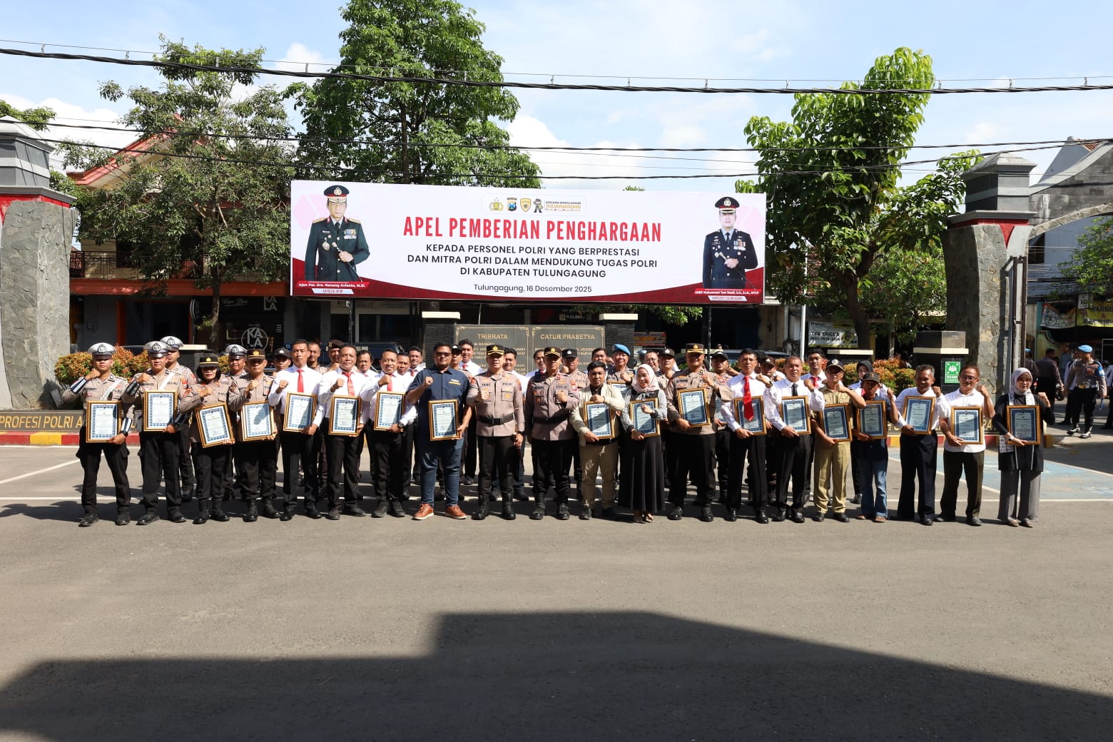 Polres Tulungagung Beri Penghargaan Personel, Mitra Polri, dan Masyarakat Pengguna Layanan 110