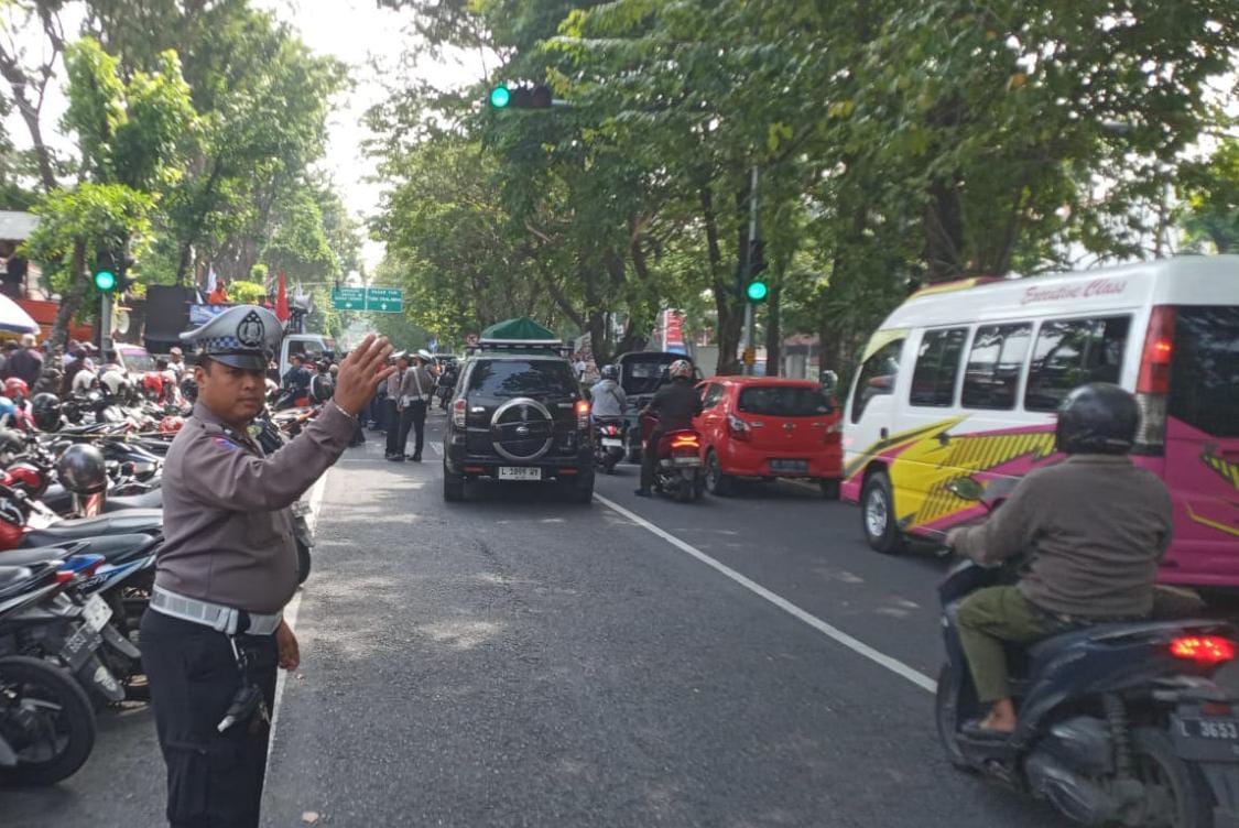 Polsek Sawahan Pastikan Arus Lalu Lintas Depan PN Surabaya Lancar Terkendali