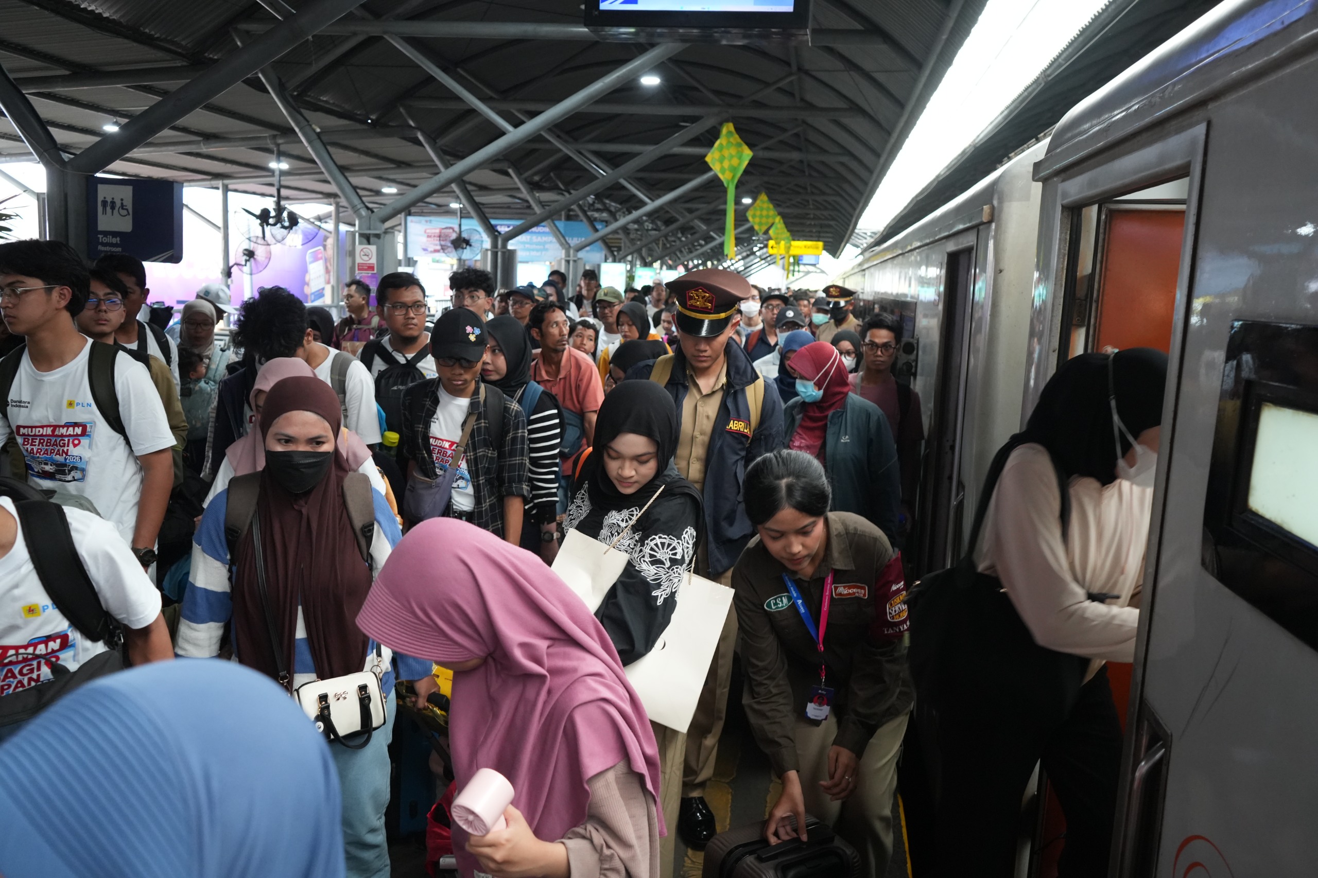 Pengguna Commuter Line Area VIII Surabaya Capai 35.223 Pengguna di H-1 Lebaran