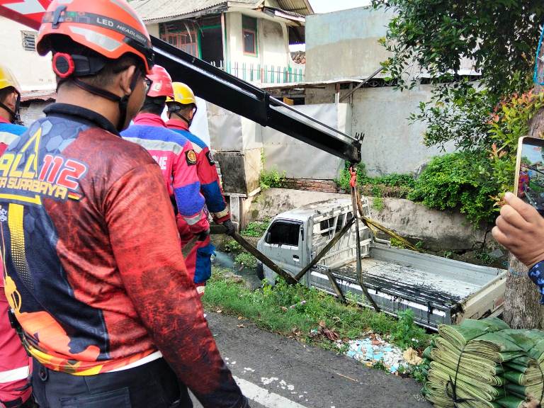 Pengemudi Mengantuk, Pikap Tercebur di Sungai Kedung Tarukan Surabaya