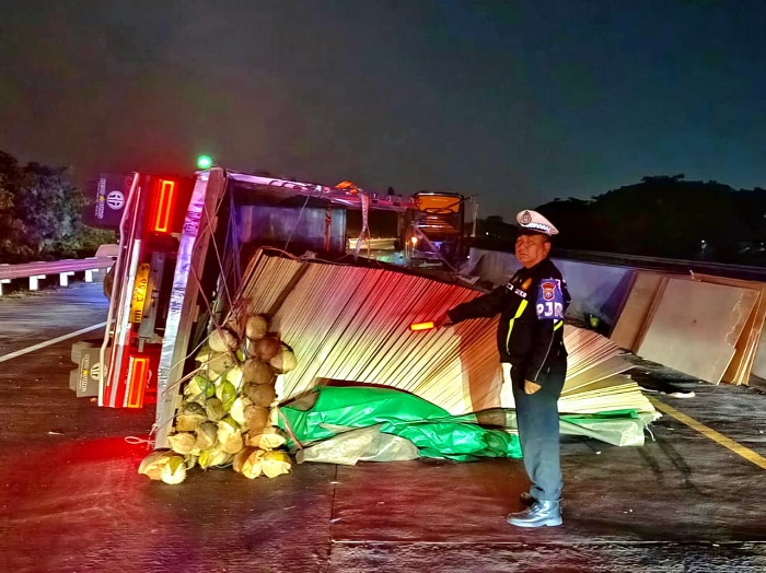Truk Triplek Terguling di Tol Gempas, Bus Hantam Muatan yang Tumpah