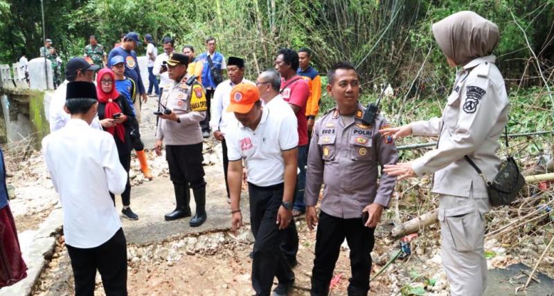 Polres Bangkalan Turunkan Pleton Siaga, Tiga Desa di Kecamatan Tanah Merah Terendam Banjir Bandang 