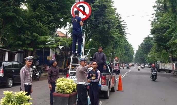 Antisipasi Laka, Satlantas dan Dishub Kota Pasuruan Pasang Rambu Larangan