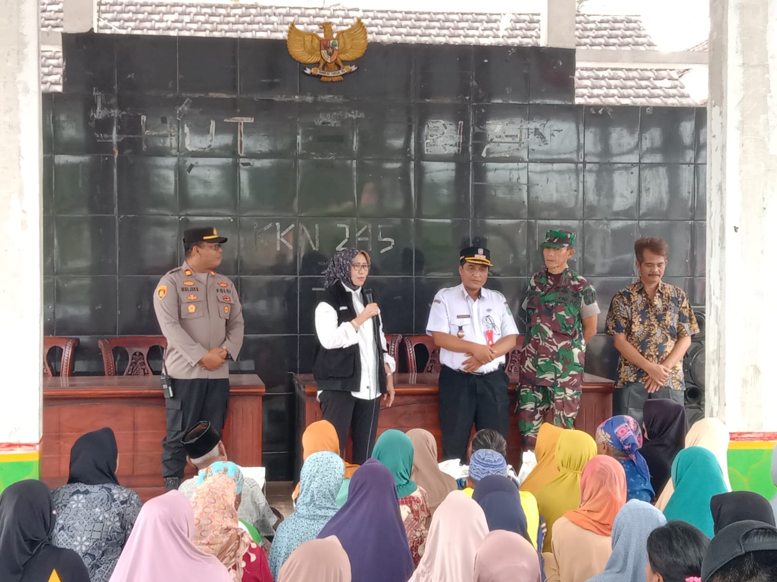 Polsek Kunir Kawal Ketat Penyaluran Bantuan Pangan Beras di Kecamatan Kunir