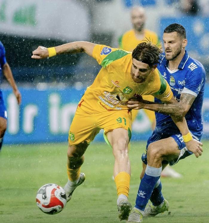 Kartu Merah Rivera Lengkapi Malam Pahit Persebaya di Bandung