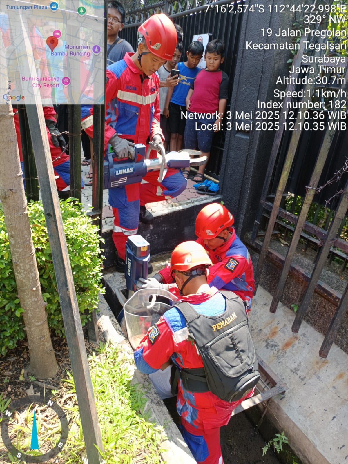 Kaki Bocah Terjepit Teralis Selokan di Tegalsari Berhasil Dievakuasi Tim Rescue DPKP Surabaya