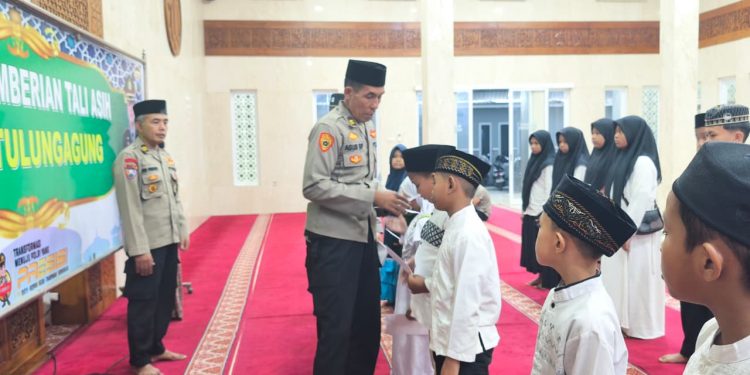 Polres Tulungagung Gelar Santunan, Puluhan Anak Yatim dari Polsek Jajaran Dihadirkan