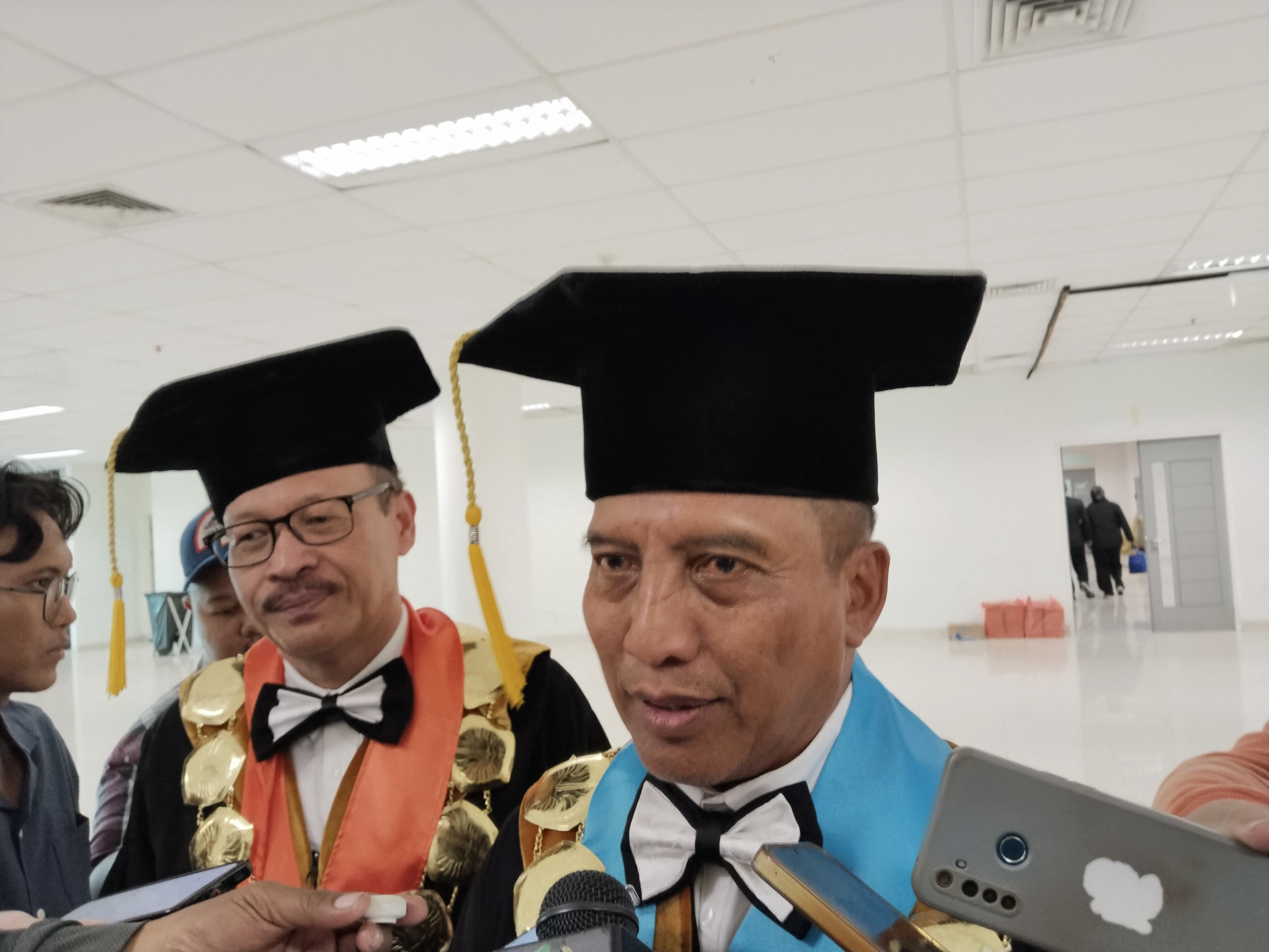Unesa Lepas 1.503 Wisudawan, Rektor Tekankan Pentingnya Adaptasi di Era Digital