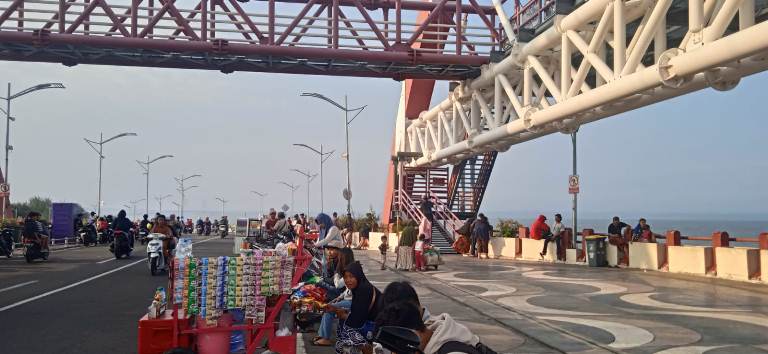 Jembatan  Suroboyo Jadi Lokasi Favorit Ngabuburit, Pengendara Merasa Terganggu