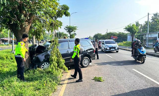 Toyota Innova Seruduk Pohon di Akses Jembatan Suramadu, 2  Luka Berat 5 Luka Ringan
