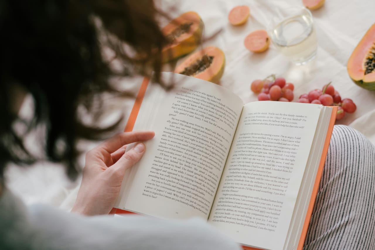 Mengapa Membaca Buku Masih Penting di Era Media Sosial?