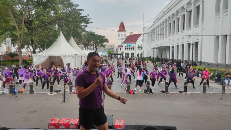 Ly Black Goyangkan Surabaya Fashion Festival 2025 Lewat Senam Aerobik