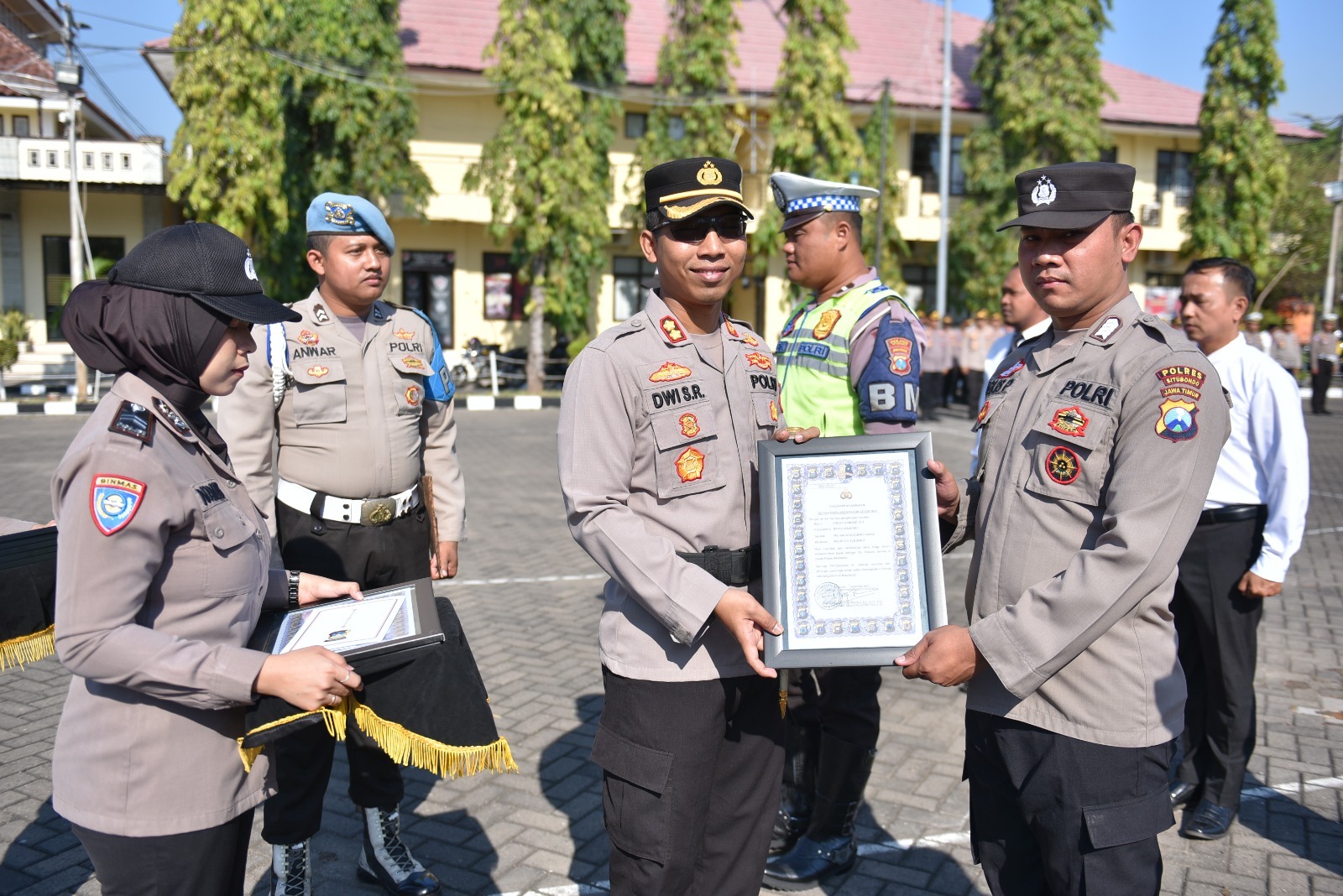 Kapolres Situbondo Berikan Reward 12 Personel Berprestasi