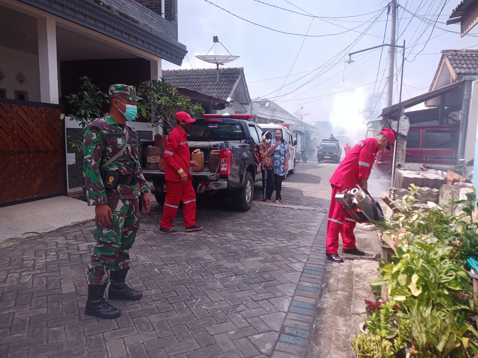 Pemberantasan Sarang Nyamuk, Babinsa Kedungjajang Dampingi Fogging di Pemukiman Warga