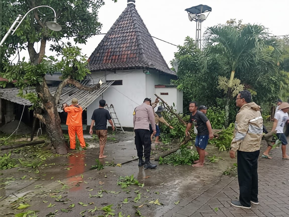 Gerak Cepat Polisi Ngawi Bantu Warga Terdampak Bencana Puting Beliung di Paron 
