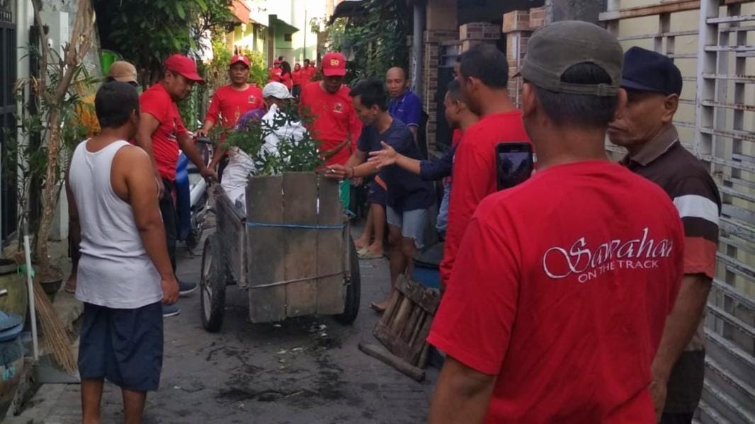 Sambut Hari Kemerdekaan, Kader Banteng Surabaya Bersama Warga Kerja Bakti Serentak di 10 Kecamatan