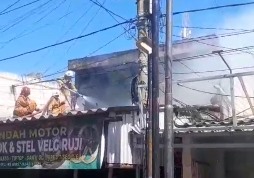 Korsleting Listrik, Bengkel Motor di Surabaya Terbakar