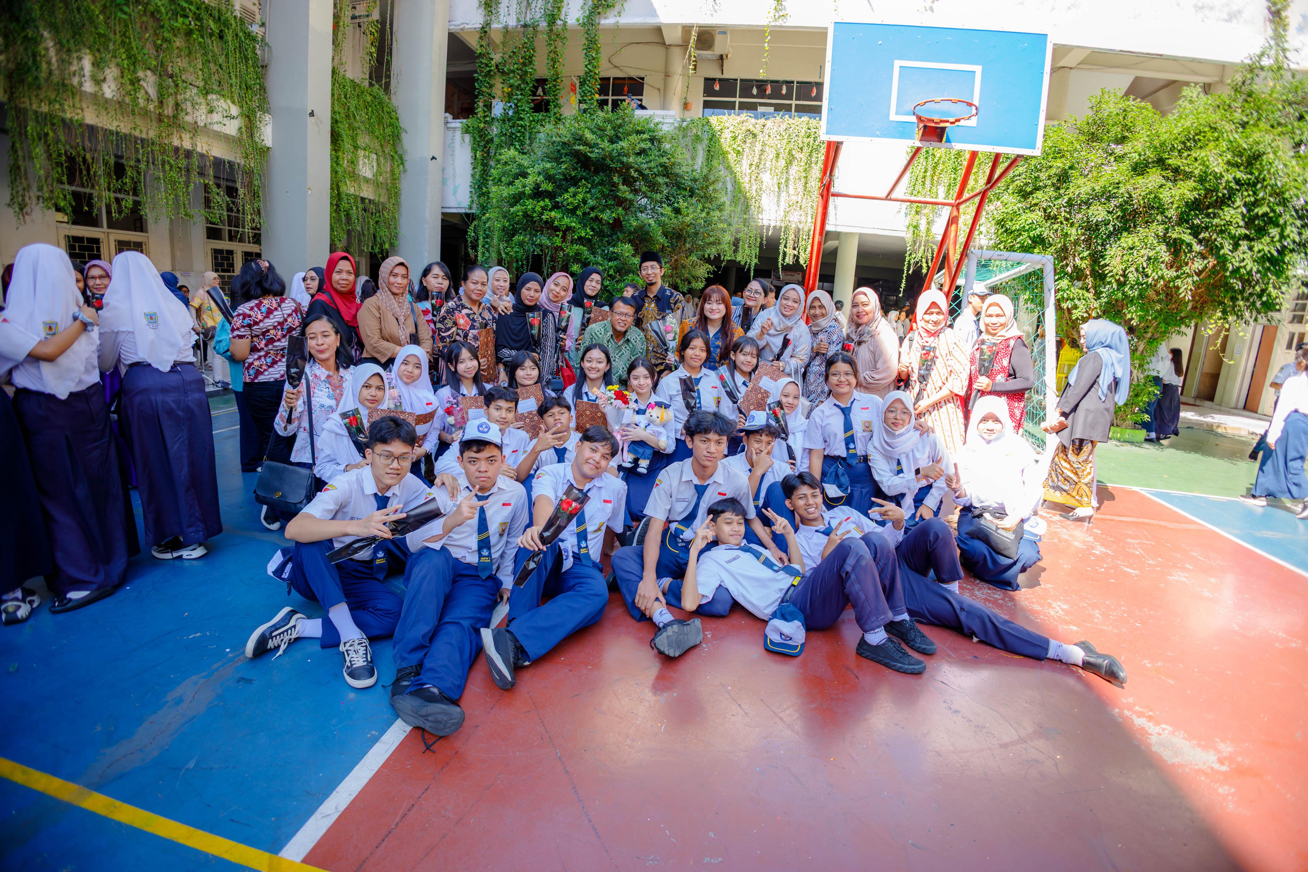 Lulus 100 Persen, Siswa Kelas IX SMP Negeri 1 Surabaya Tampilkan Kreatifitas dan Kesenian