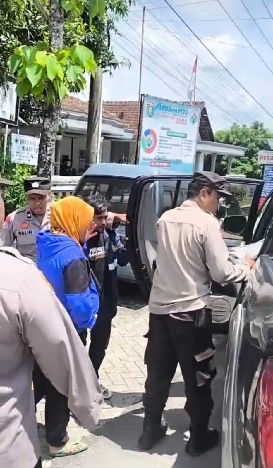 Aksi Sigap Polisi Ngawi Bantu Ibu Hamil Melahirkan Tuai Pujian