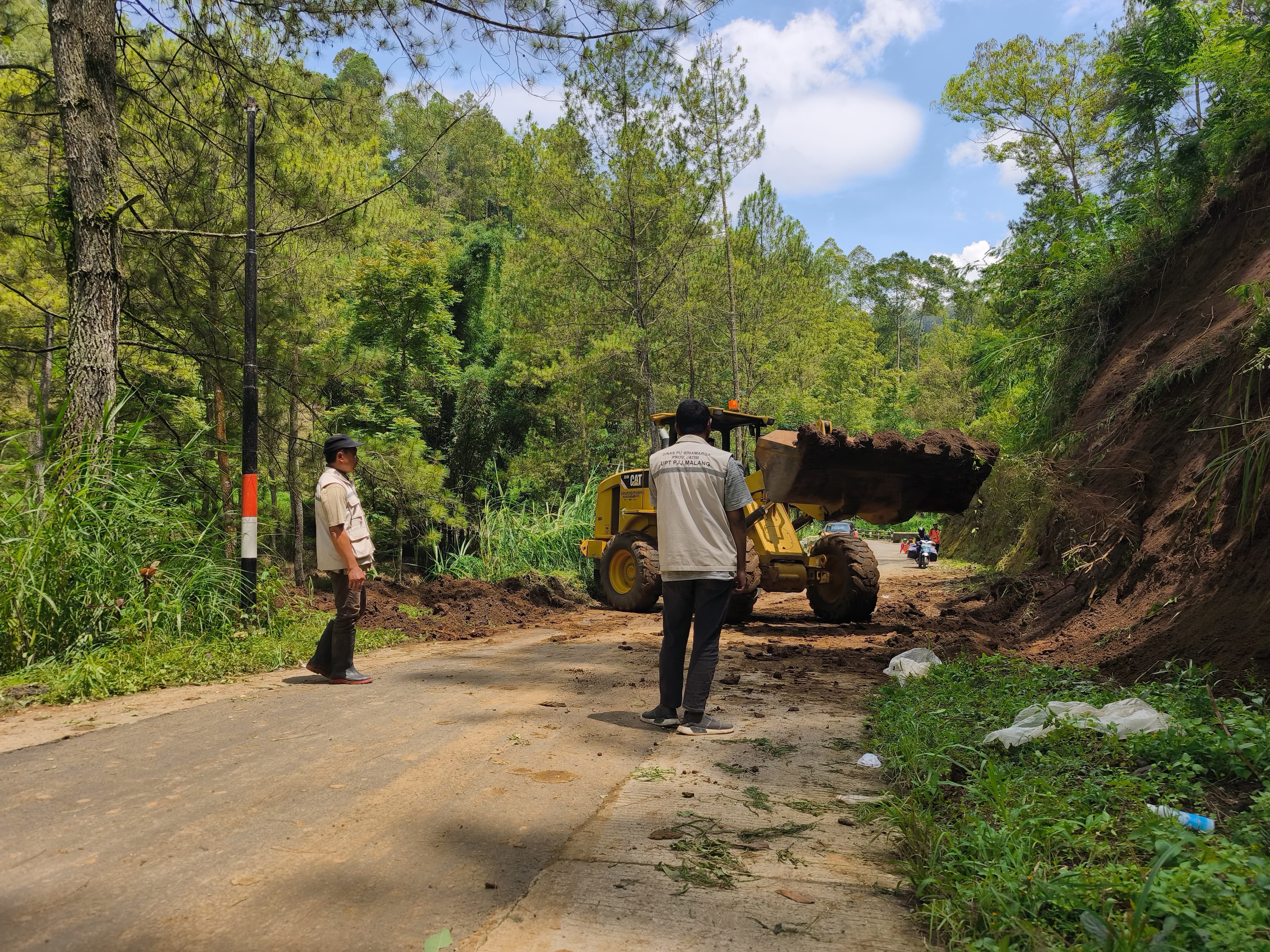 Hujan Deras Picu Longsor di Jalur Pujon Kidul-Sukomulyo, Separuh Jalan Tertutup Material