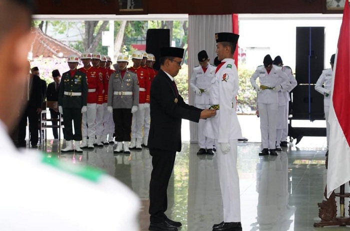 Siap Kibarkan Merah Putih, 72 Paskibra Bojonegoro Dikukuhkan Bupati