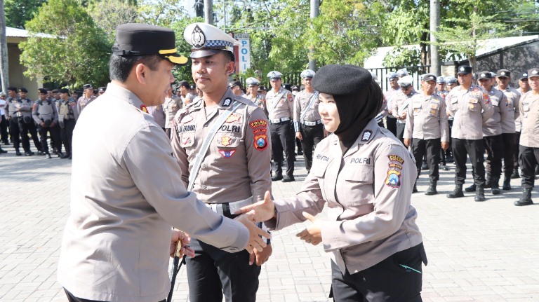Kapolres Nganjuk Berangkatkan Anggota Umrah sebagai Bentuk Reward