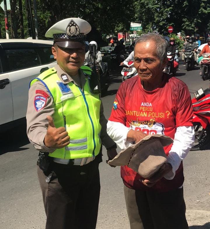 Dekatkan Layanan Kepolisian, Polsek Wiyung Sosialisasi Call Center 110 Sambil Bagikan Kaus