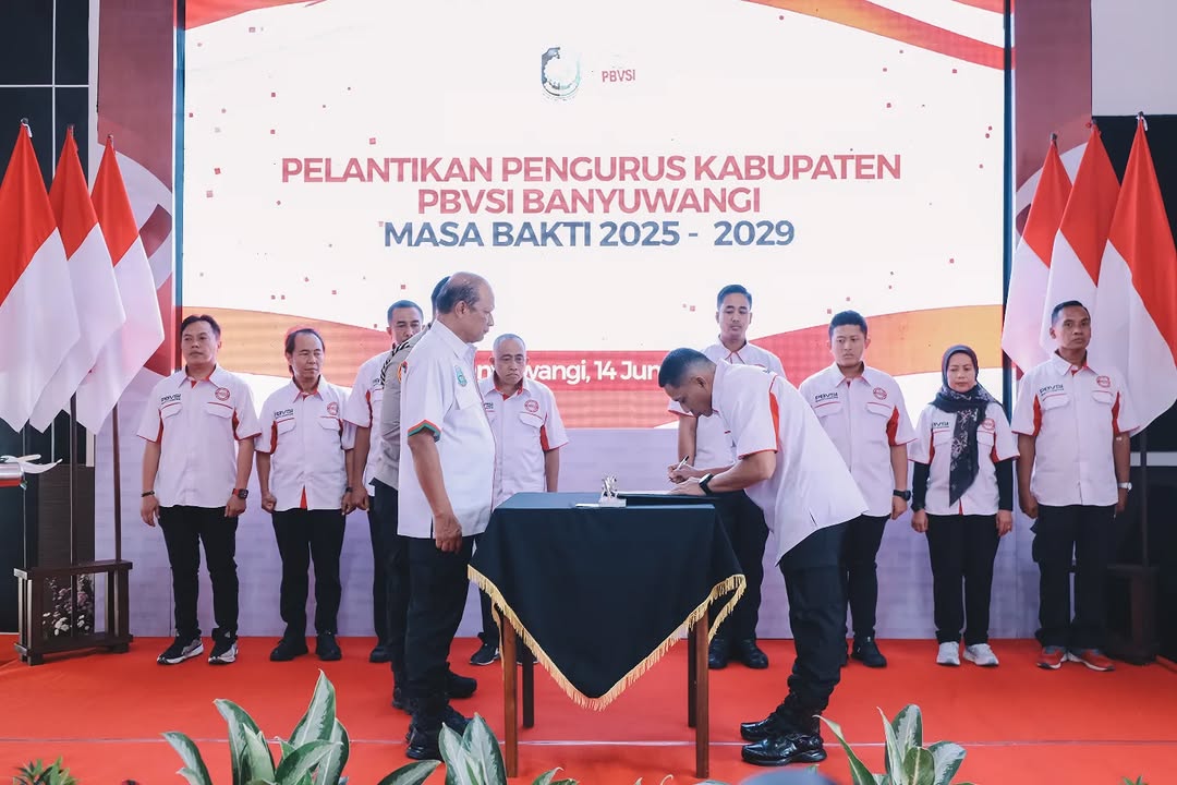 Kapolda Jatim Laksanakan Kunjungan Kerja dan Melantik Pengurus PBVSI Banyuwangi